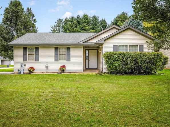 101 Gables Dr SW, Poplar Grove, IL 61065
