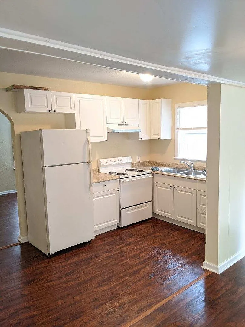 Price Reduced - Newly Remodeled! Beautiful 2 Bedroom/ 1 Bath Home / Laundry Room / Car Port — Photo 2