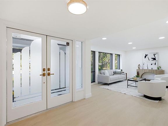 4th image of 204 W RIDGEWOOD COURT