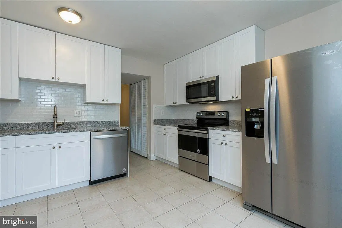 3 bed, 2.5 bath, 1240 sqft, $2,300 — Photo 3