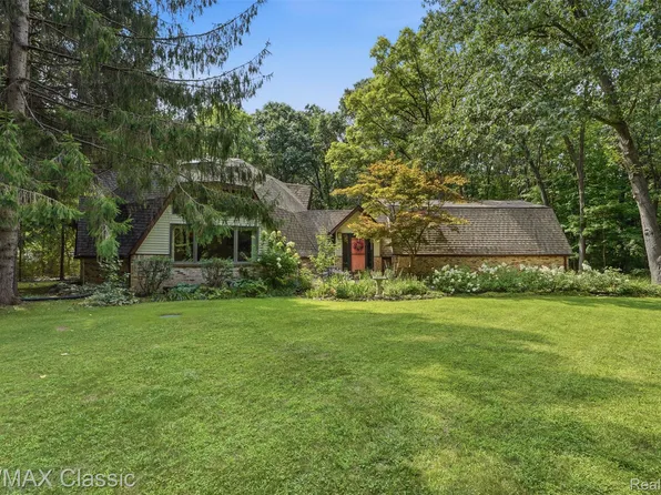5109 Harvey Lake Rd, Highland, MI 48356
