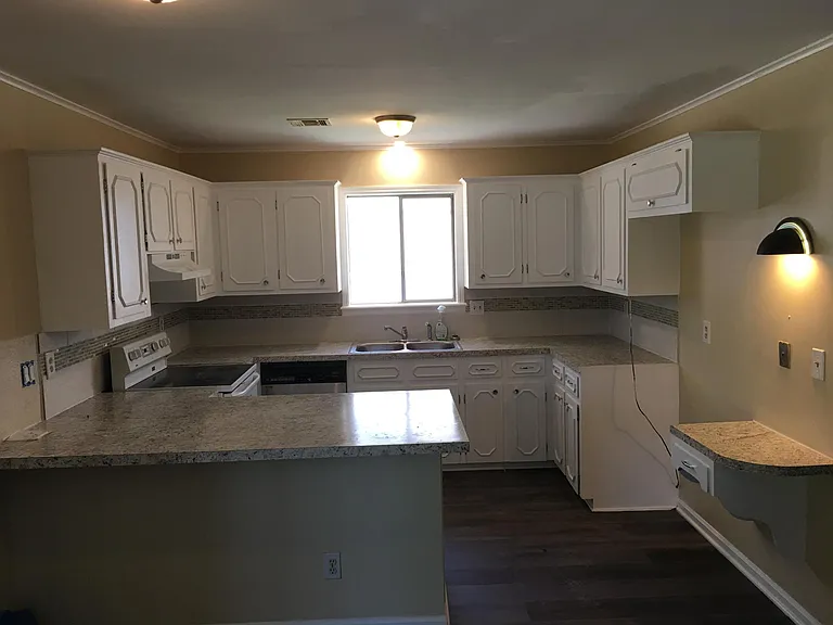 4648 S Maplewood Ave — Photo 2