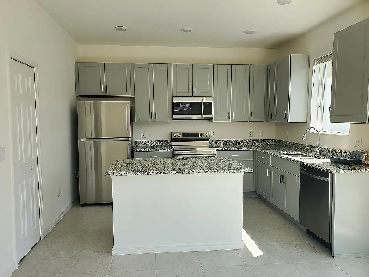 3 bed, 1703 sqft, $2,250 — Photo 3