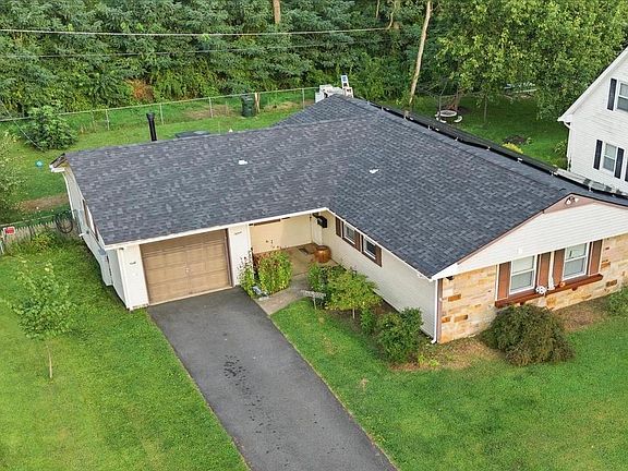 2nd image of 15 Echo Ln