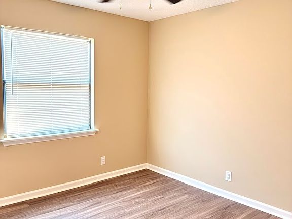 4th image of 159 Greenacre Cir N