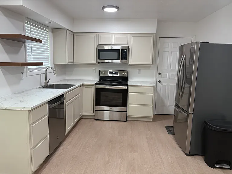 300 N Blossom Dr — Photo 7
