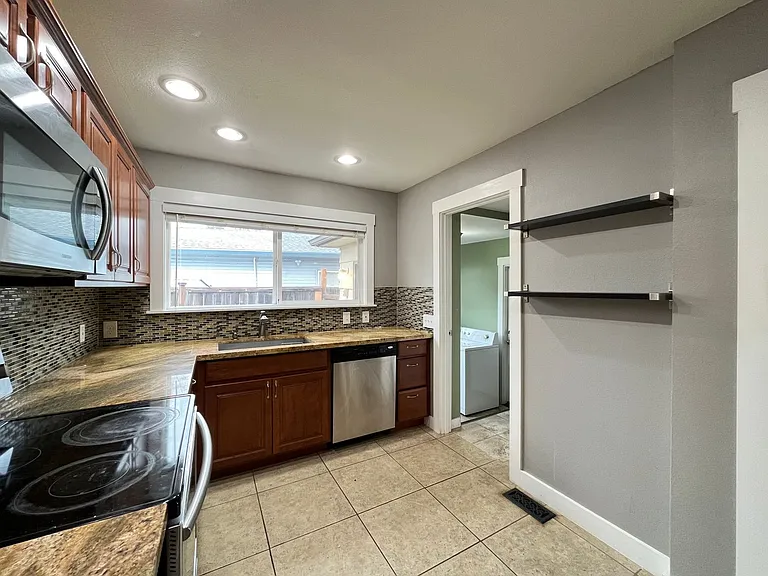 1650 Manor Dr — Photo 13