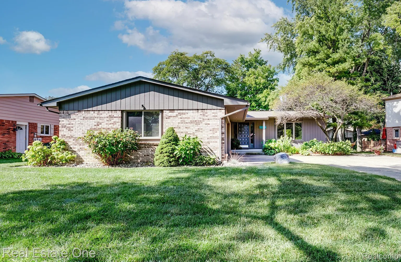 6749 Little Creek Dr photo 1