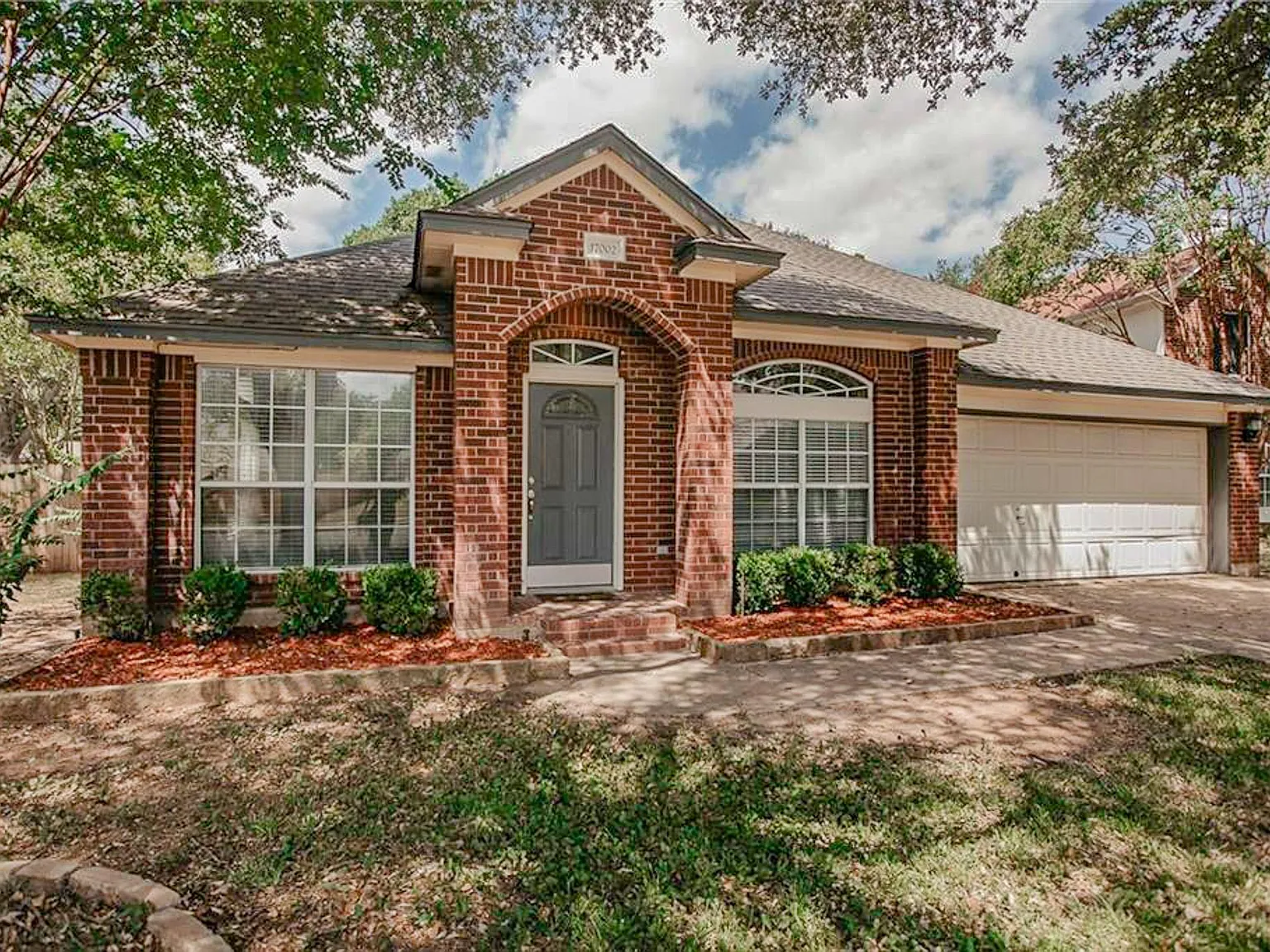 4 bed, 2.0 bath, 2025 sqft, $2,275 — Photo 2