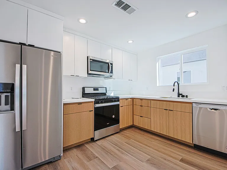 Luxury 3 & 4 Bed Townhomes a Short Walk to Topanga Village! — Photo 32