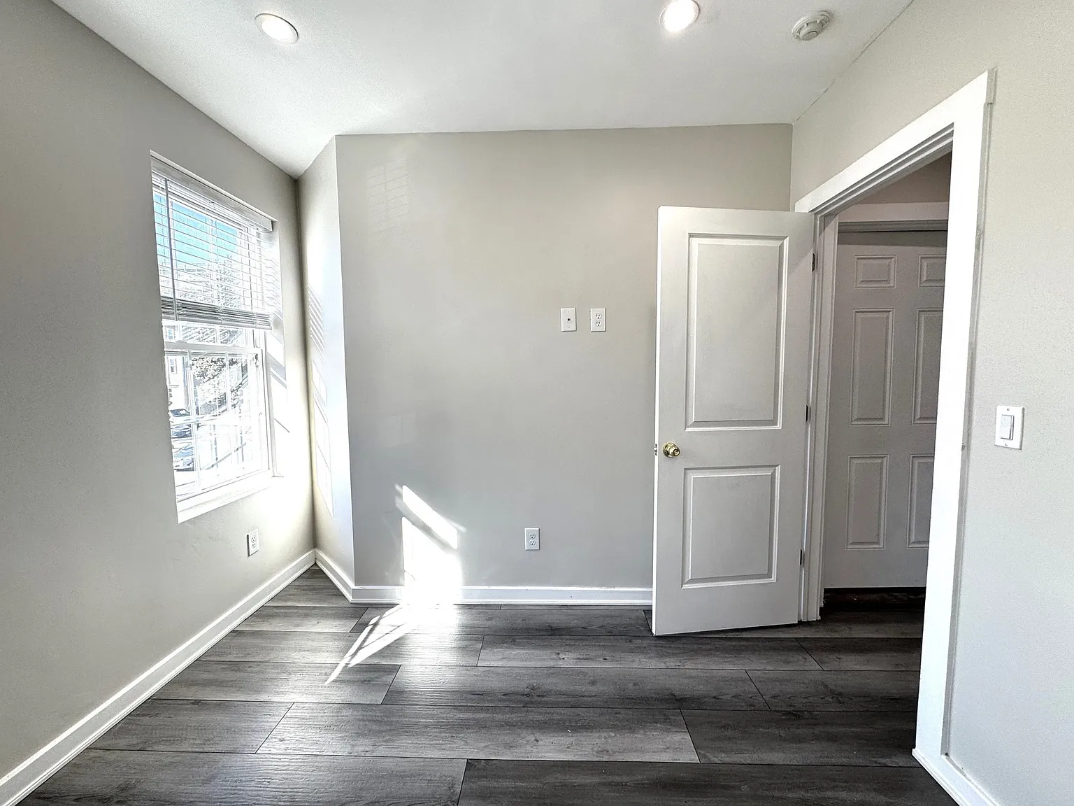 1 bed, 1.0 bath, 700 sqft, $2,400 — Photo 2