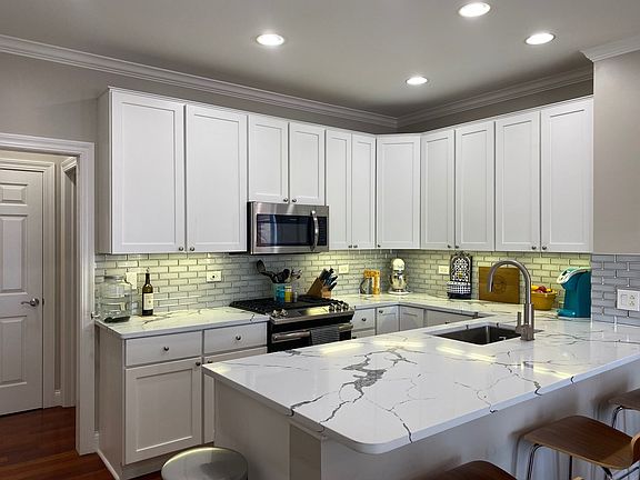 2nd image of 1054 W Lawrence Ave APT 3A