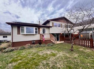 9 Meadow Ln, Huntington, WV 25704