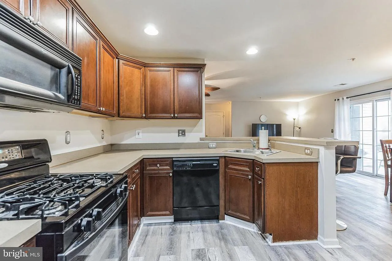 3 bed, 1316 sqft, $2,400 — Photo 3