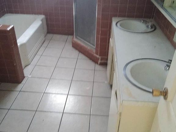 4th image of 2211 Kemp Blvd