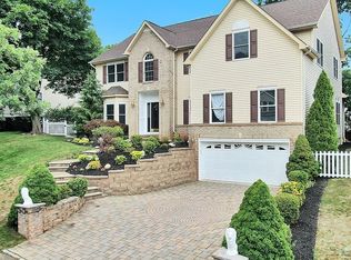 2 Frederick Ct, Park Ridge, NJ 07656