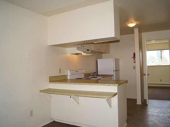 Kitchen and eating bar