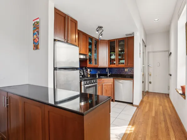 341 West 47th Street 4R image 2 of 6