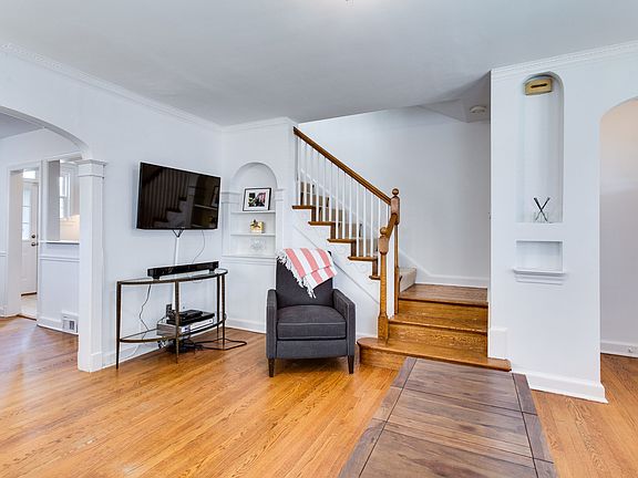4th image of 1017 Crittenden St NE