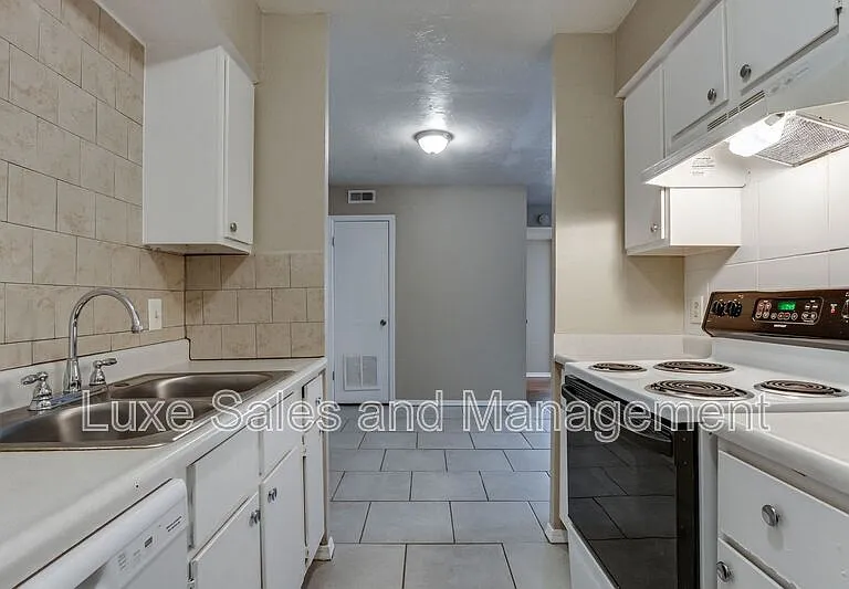 6026 Nw Expy #C — Photo 17