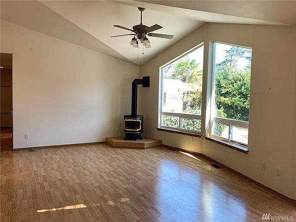 4th image of 430 Octopus Ave NE