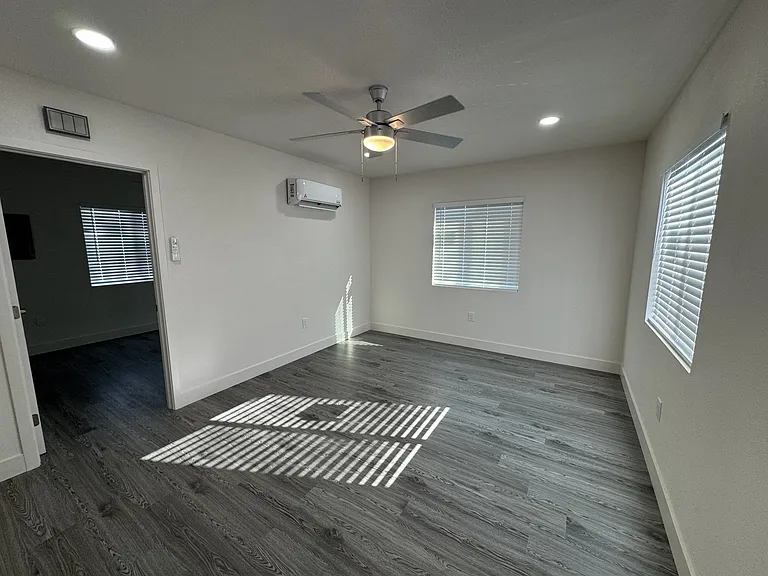 2300 Brundage Ln #B — Photo 3