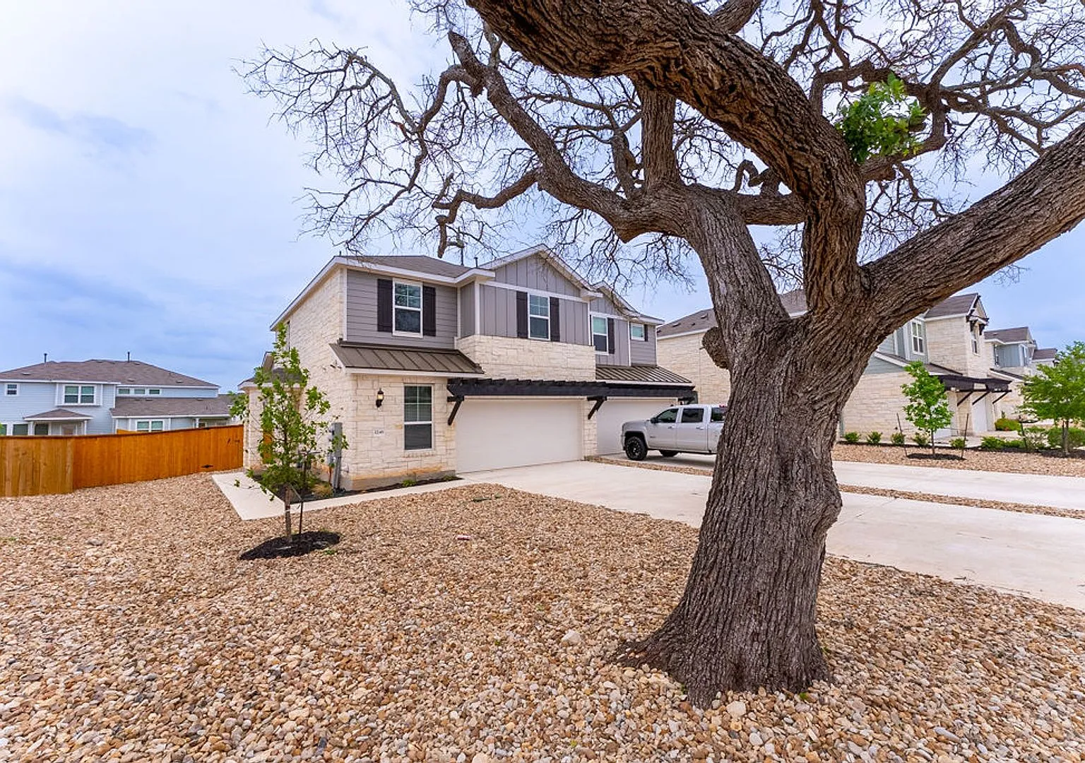 Stunning 4 Bed/2.5 Bath with 2 Living Areas in Leander! — Photo 2