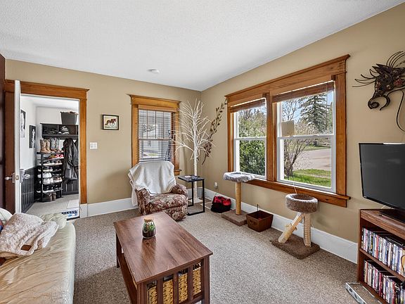 3rd image of 413 Carlton Ave W