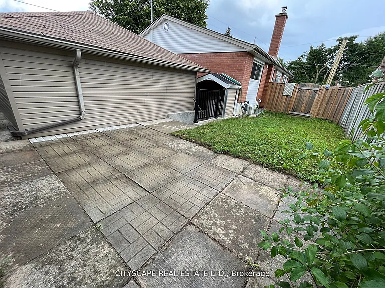 2 Leslie St #BASEMENT — Photo 9