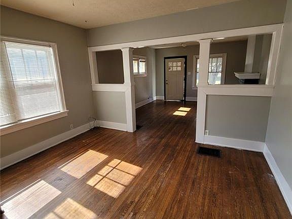 5th image of 710 N Broadway St