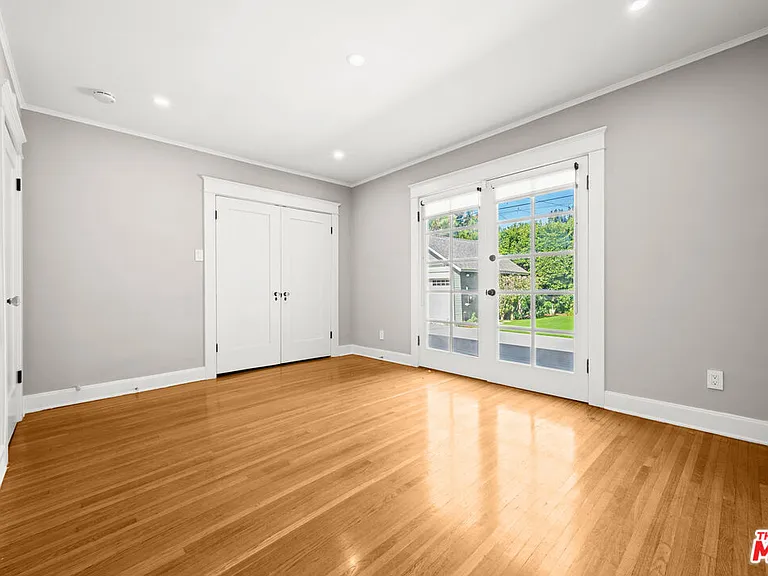 1441 N Ogden Dr — Photo 32