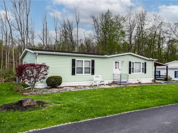 47 Hidden Meadows Dr, Bergen, NY 14416