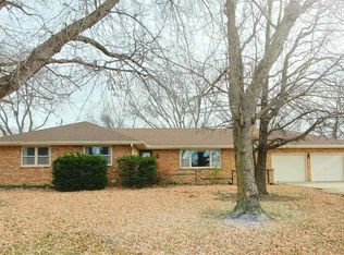 5748 NW Green Hills Rd, Topeka, KS 66618