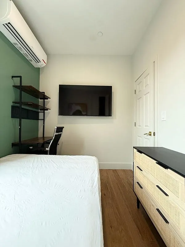 4 bed, 4.0 bath, $1,130 — Photo 2
