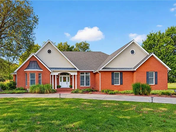 2 Timbercreek Rd, Girard, KS 66743