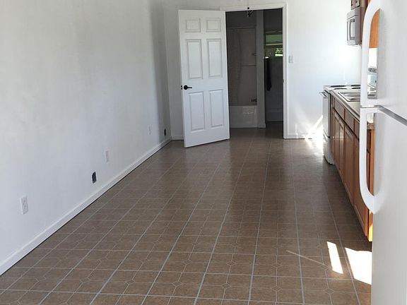 2nd image of 109 Hemlock Ct