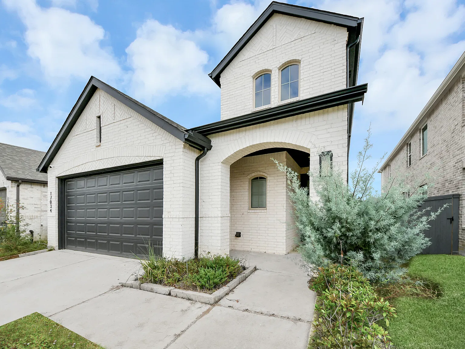 4 bed, 2527 sqft, $2,700 — Photo 2