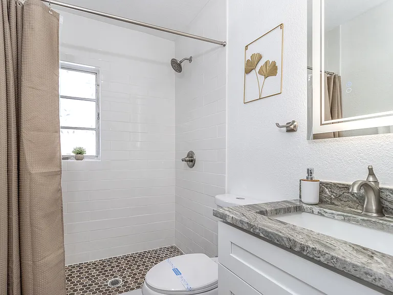 2701 W Saint Joseph St — Photo 10