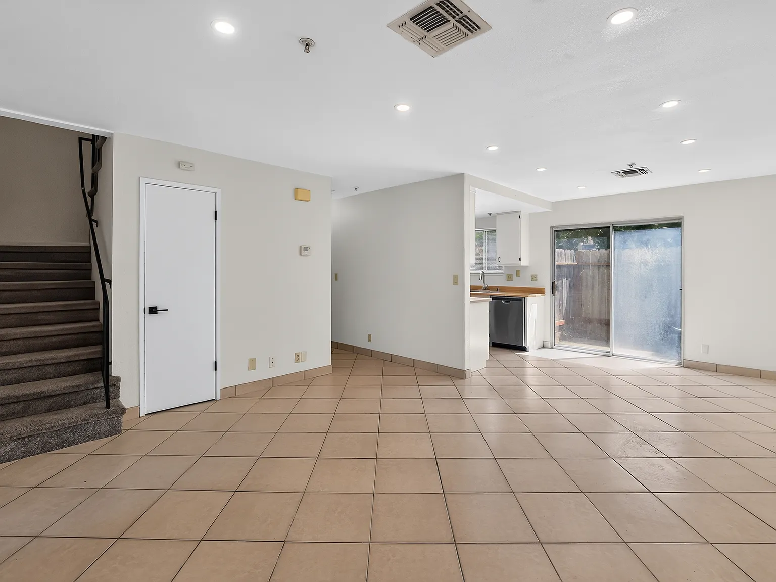 3 bed, 1.5 bath, 1000 sqft, $2,495 — Photo 3