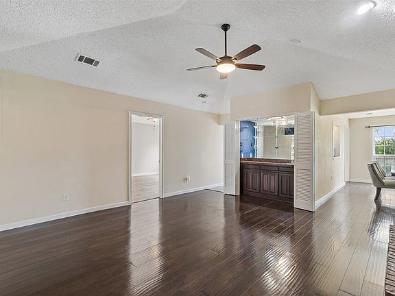 5th image of 801 Country Club Pl
