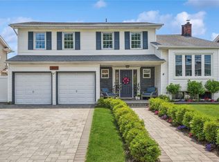 2629 S Seamans Neck Rd, Seaford, NY 11783