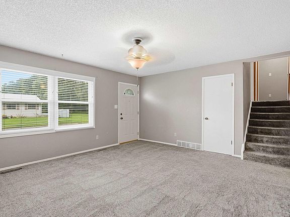 4th image of 854 Cloverdale Ave
