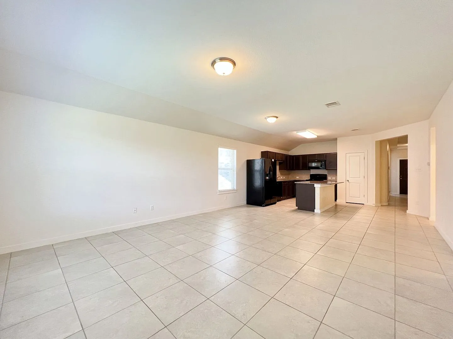 Beautiful 4BR/2BA Home Featuring Granite Kitchen, Walk-In Closets & Fenced Yard — Photo 4