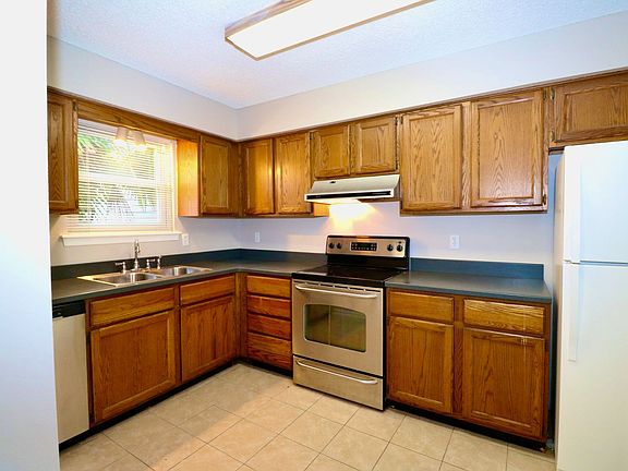 5th image of 1420 Preserve Dr