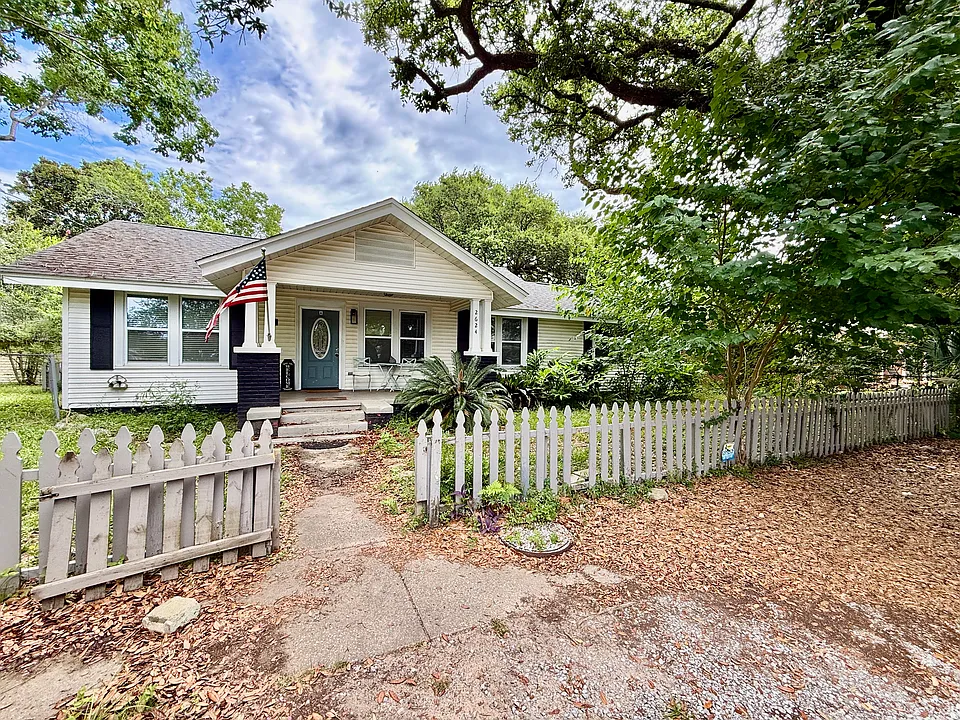 2624 W Desoto St
