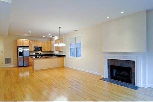 3rd image of 4711 N Kenmore Ave #P1