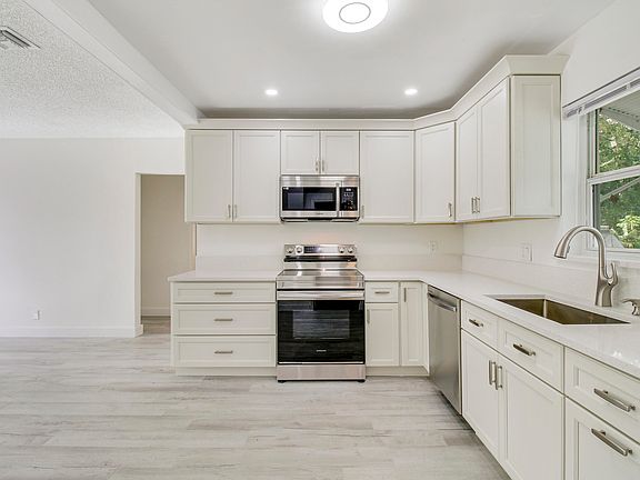 4th image of 527 Jackson Avenue