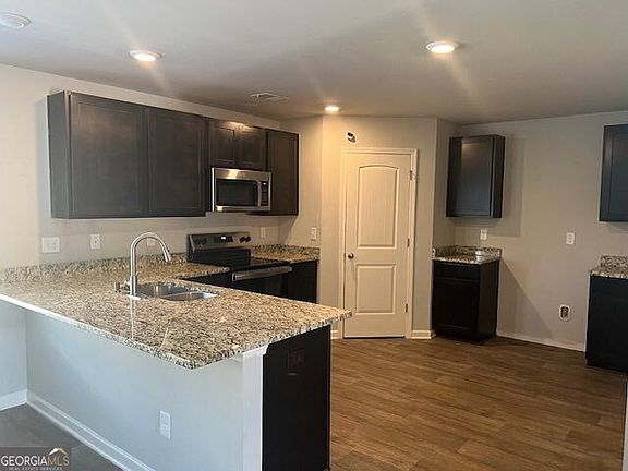 3rd image of 627 Overlook Rd