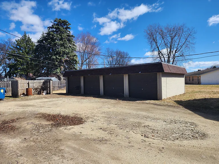 406 Circle Dr — Photo 2