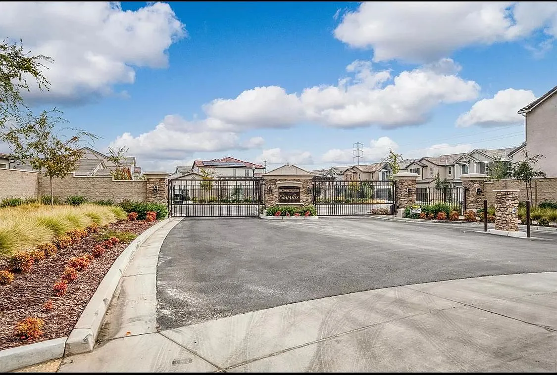 3 bed, 2.5 bath, 1641 sqft, $2,800 — Photo 3